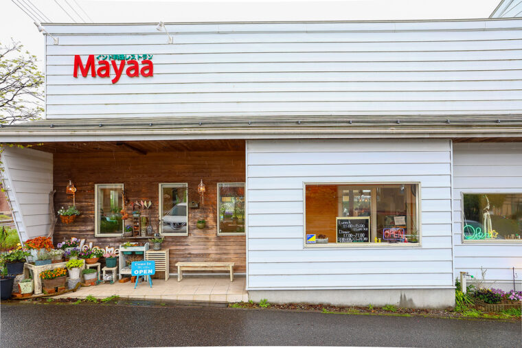白い外壁が目を引く外観。季節の花々が彩っています