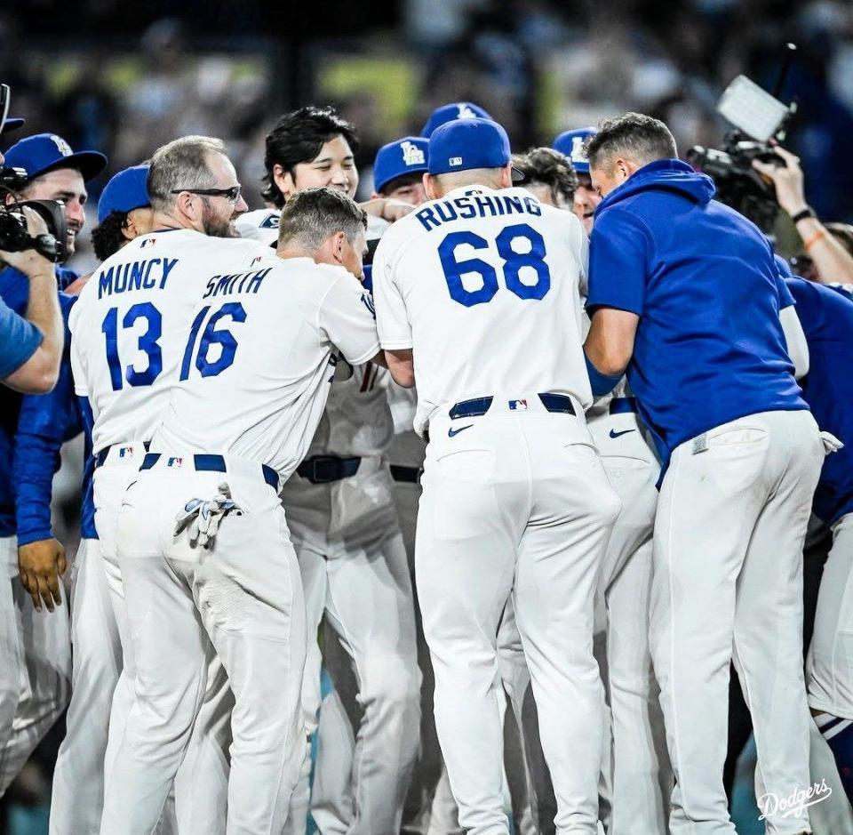 大谷翔平 フリーマンの劇的サヨナラ弾に大興奮 歓喜の輪の中心で頭ポンポン→ひそかに“退散” ８戦ぶり無安打もチームの勝利喜ぶ - デイリースポーツ