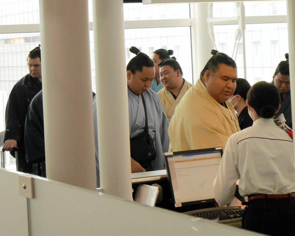 羽田空港に横綱豊昇龍ら力士、関係者130人がズラリ!霧島は美人妻と一緒に搭乗「彼女の夢だった」大相撲パリ公演に出発 – デイリースポーツ 羽田空港に横綱豊昇龍ら力士、関係者130人がズラリ!霧島は美人妻と一緒に搭乗「彼女の夢だった」大相撲パリ公演に出発 - デイリースポーツ