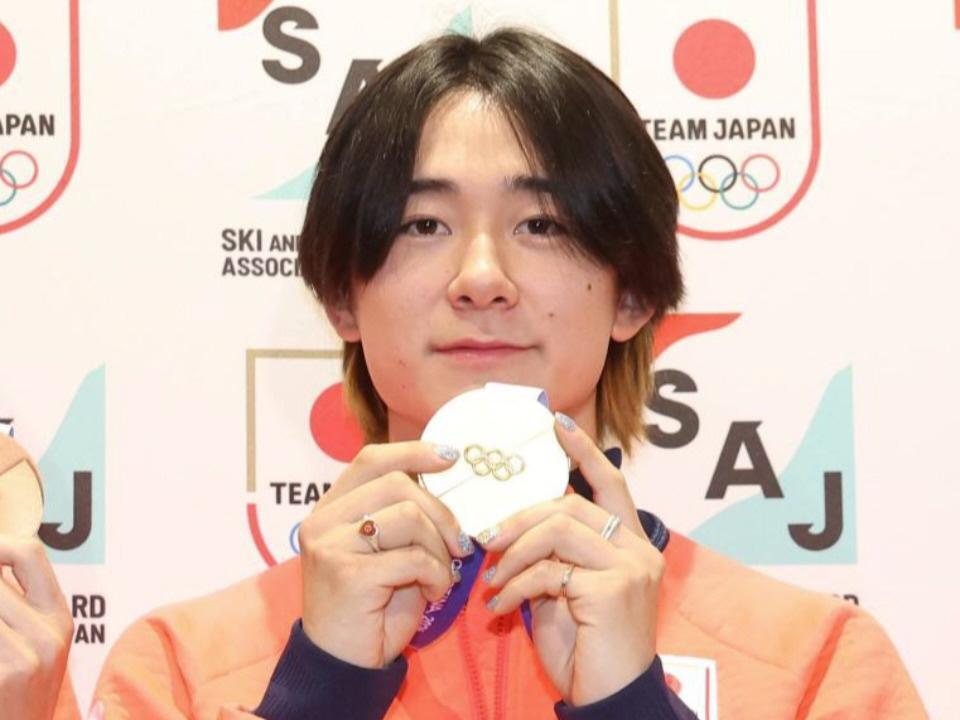 ミラノ・コルティナ五輪金 スノボー戸塚優斗が結婚 お相手はスノボー女子の今井胡桃さん ２ショット添え「これからも笑って支え合いながら」 - デイリースポーツ