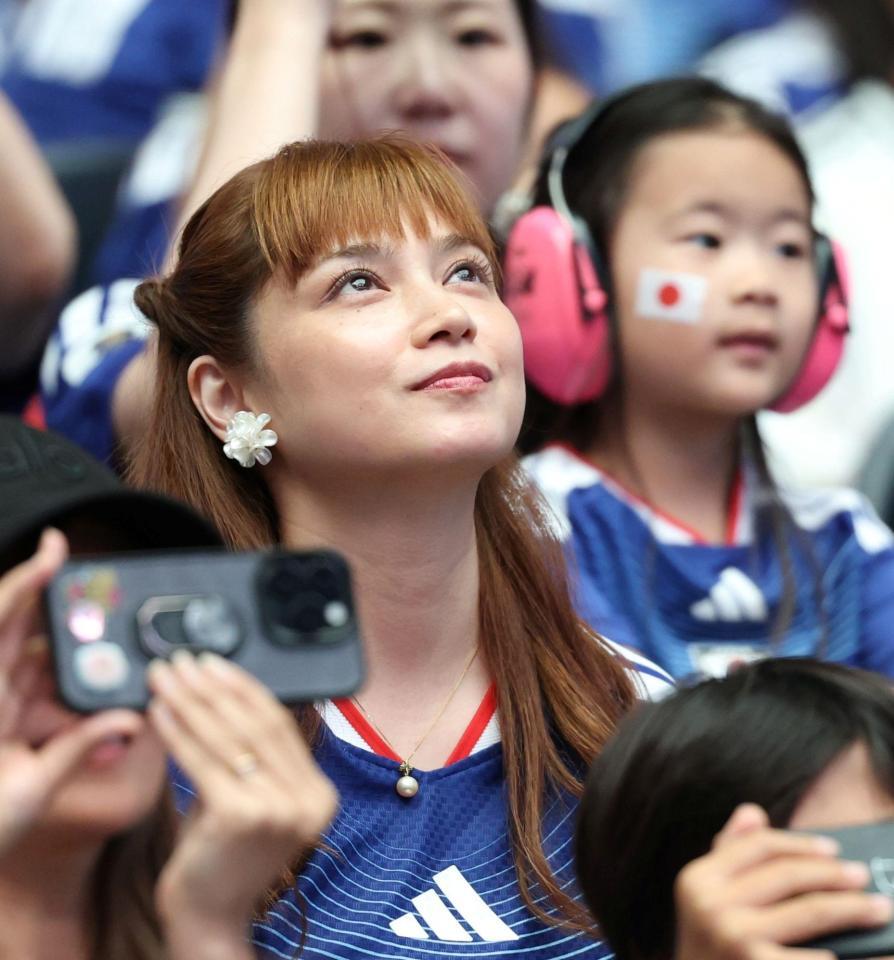 いたっ！Ｗ杯スタンドに長友の妻・平愛梨 息子たちもピッチ指さし熱く観戦 指にパパ♥Ｗ杯仕様のネイルも光る - デイリースポーツ