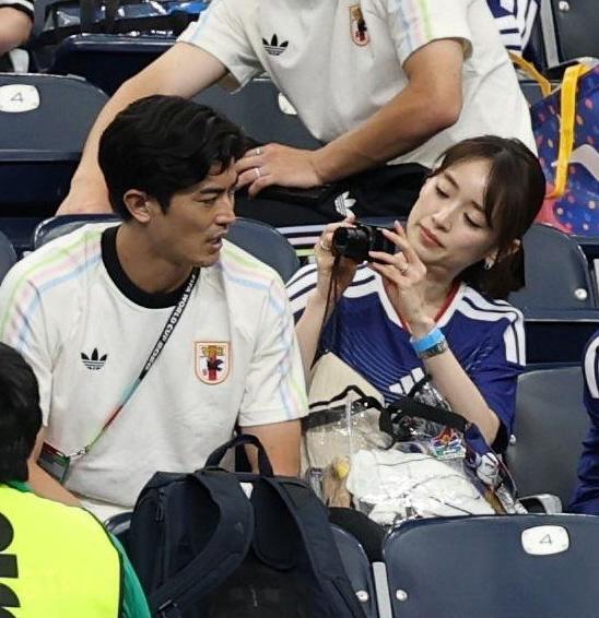 奮闘の夫・谷口彰悟の女優妻も現地応援 試合後の２ショットが尊い…カメラを手に仲むつまじく - デイリースポーツ