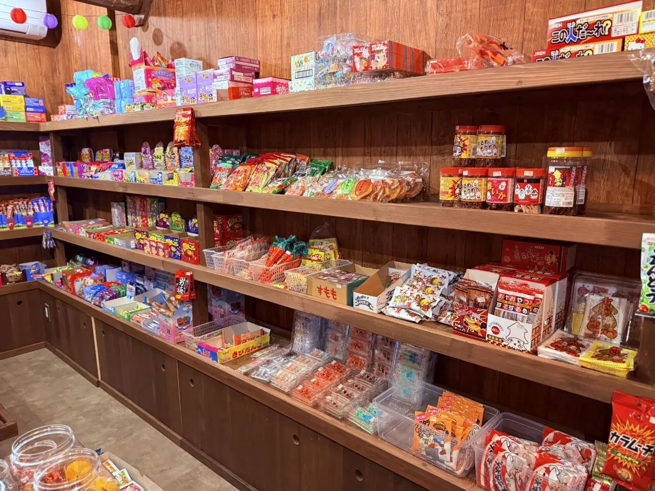 2026年3月末ごろにオープンした「まちの駄菓子屋」の店内の様子