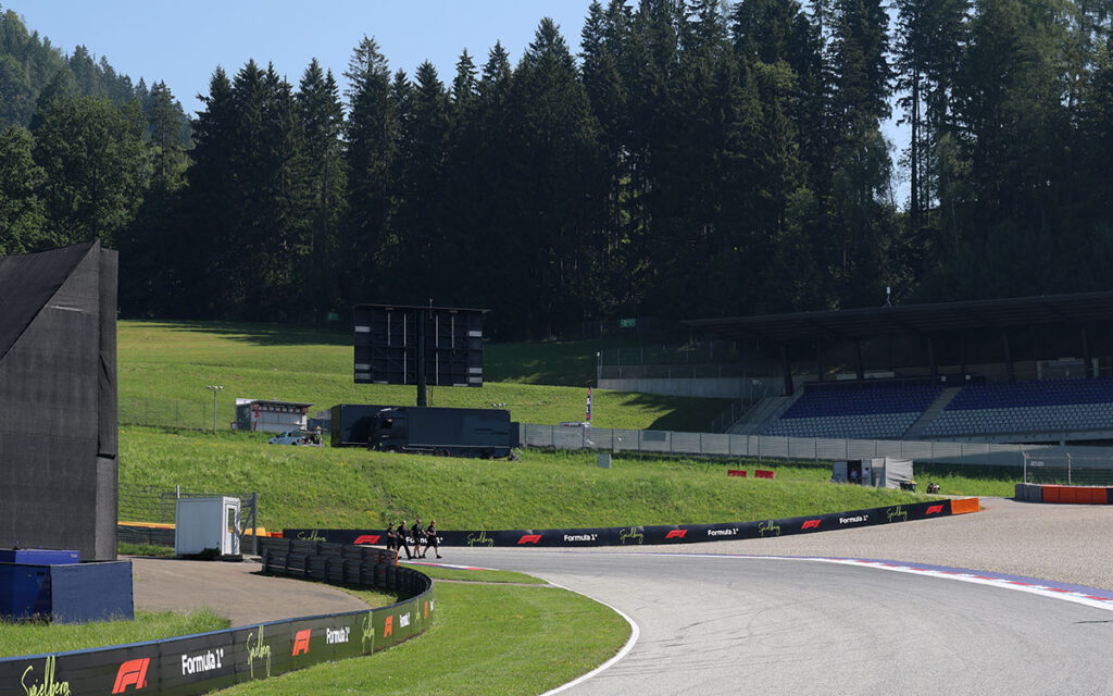 レッドブル・リンクのトラックウォークに取り組むF1チーム、2026年6月25日(木) F1オーストリアGPメディアデー（レッドブル・リンク）