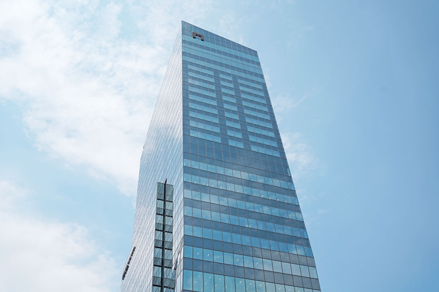「ザ・ゲートホテル大阪」がある、4月に開業したばかりの商業施設「クオーツ心斎橋」外観（6月11日撮影／Lmaga.jp）