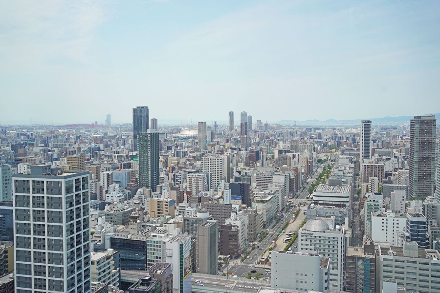 28階ルーフトップバー「PEAKS」西側の景色。京セラドーム大阪、南港、そして神戸まで見渡すことができる（6月11日撮影／Lmaga.jp）