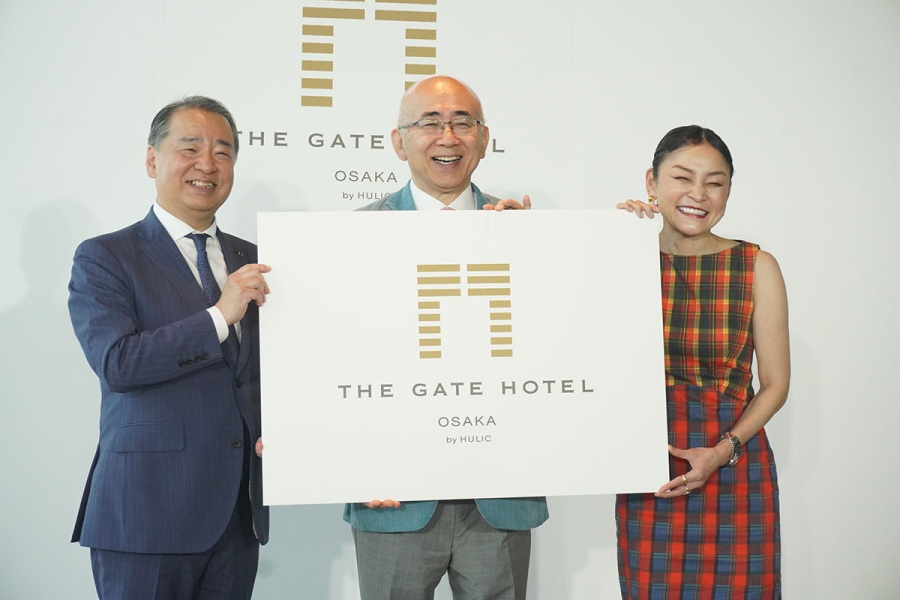 「ザ・ゲートホテル大阪」開業イベントの様子。写真左から、「ヒューリックホテルマネジメント」代表取締役社長・大町祐輔さん、「大阪観光局」理事長・溝畑宏さん、ストリートスタイルフォトグラファー／ジャーナリスト・シトウレイさん（6月11日撮影／Lmaga.jp）