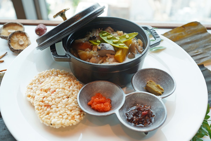 26階メインダイニング「アンカー オオサカ」の朝食（4400円）で選べるメイン料理「関西だしの季節野菜薬膳スープ」。「エッグベネディクト」「フレンチトースト」の全3種類から選べるほか、サラダなどのビュッフェも（6月11日撮影／Lmaga.jp）