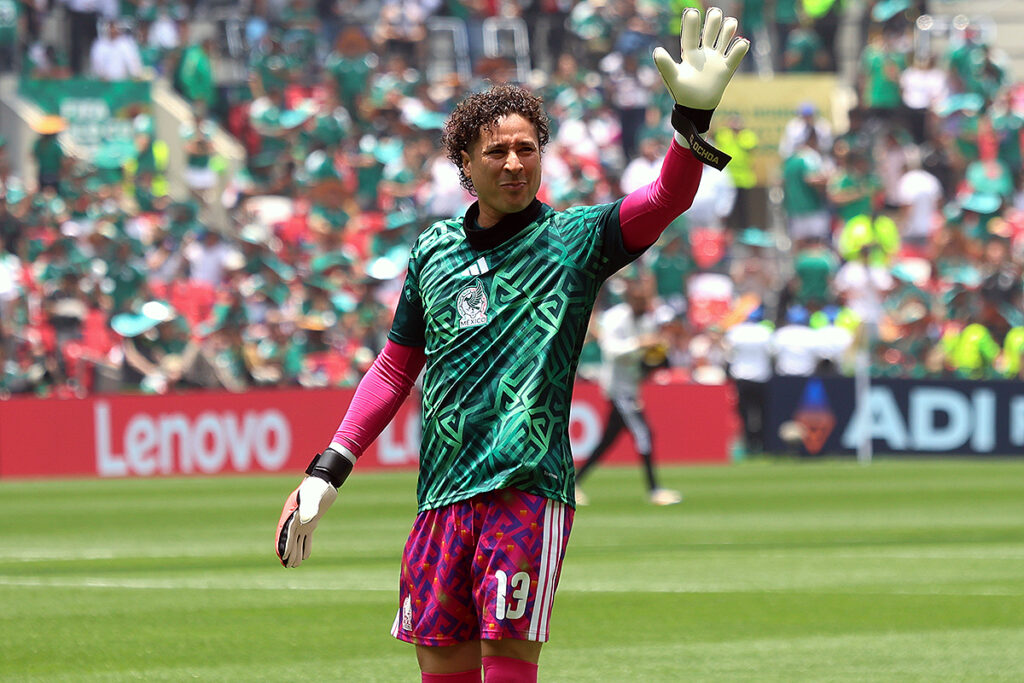 W杯最多6度出場の40歳GKオチョアが現役引退へ…「メキシコ代表での活動が終わろうとしている今、サッカーに意味を見出せなくなった」 | サッカーキング W杯最多6度出場の40歳GKオチョアが現役引退へ…「メキシコ代表での活動が終わろうとしている今、サッカーに意味を見出せなくなった」 | サッカーキング