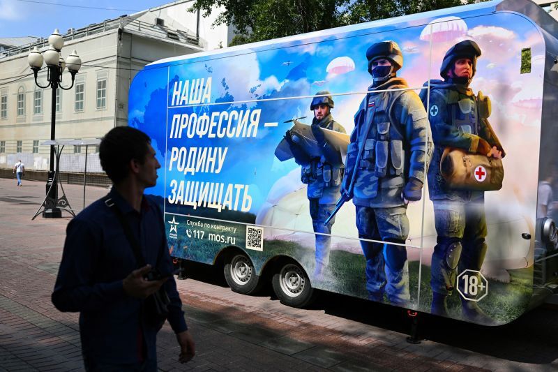 移動式新兵募集拠点=6日、モスクワ/Natalia Kolesnikova/AFP/Getty Images