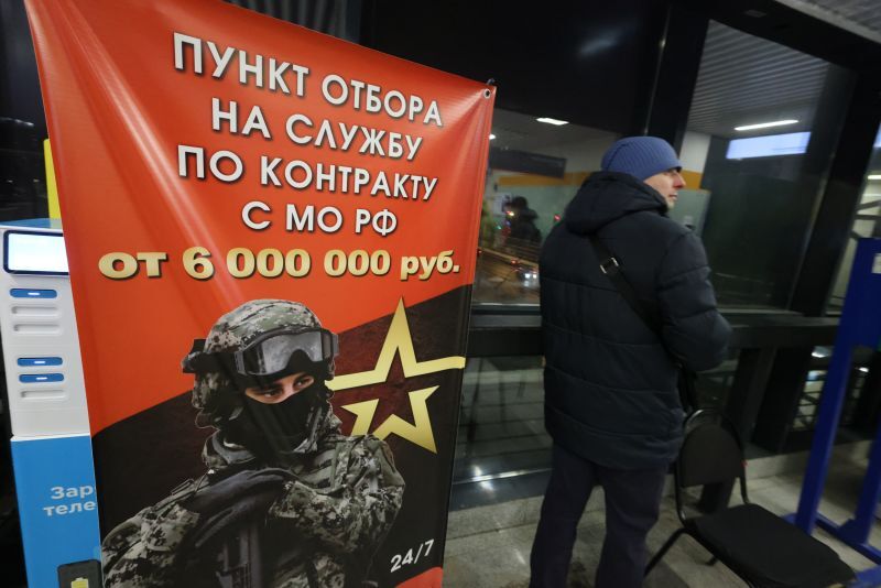 入隊のボーナス600万ルーブル(約1300万円)をうたう広告=1月26日、ドルゴプルドニ/Contributor/Getty Images