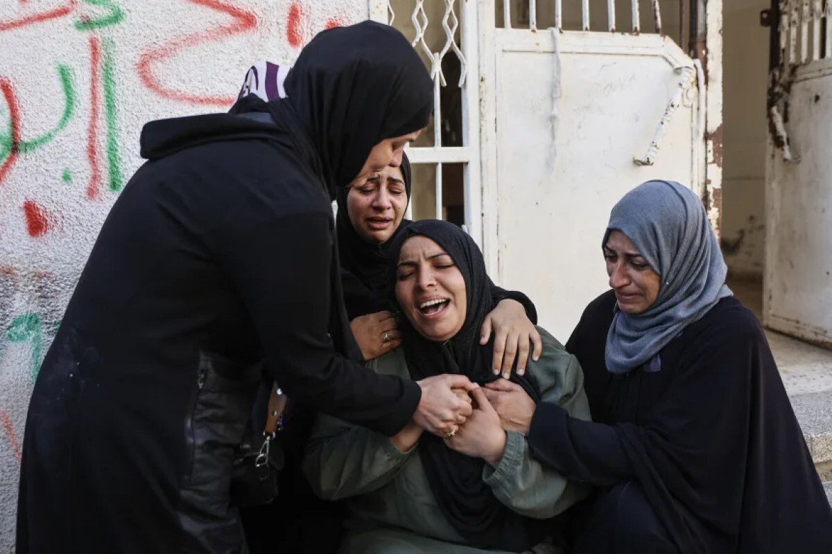 イスラエル軍による空爆と報じられている前夜の攻撃で死亡した息子の葬儀中、悲しみに暮れる女性＝4月23日、ガザ地区シファ病院/Omar Al-Qattaa/AFP/Getty Images