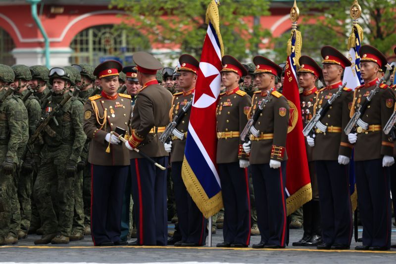 モスクワで開かれた対独戦勝記念日軍事パレードに参加するロシア兵と北朝鮮兵=5月9日/Contributor/Getty Images