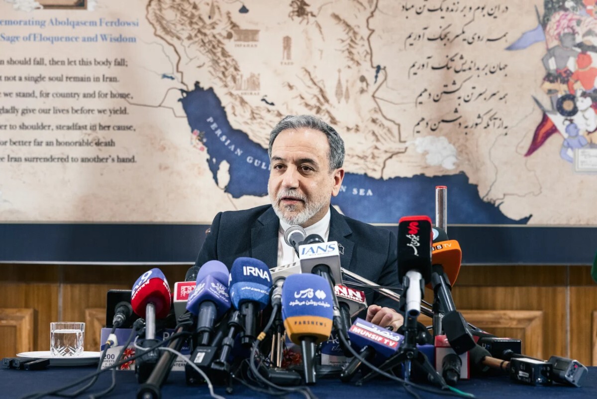 在インド・イラン大使館で記者会見に臨むアラグチ外相＝5月15日/Elke Scholiers/Getty Images