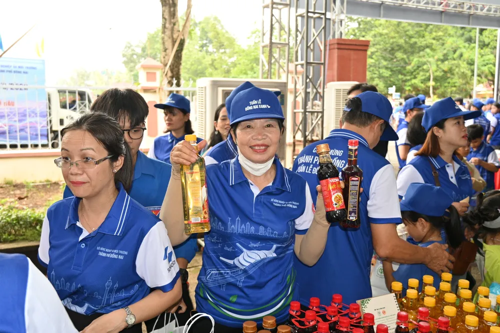 Gian hàng đổi chất thải lấy quà thu hút nhiều người dân địa phương tham gia.JPG