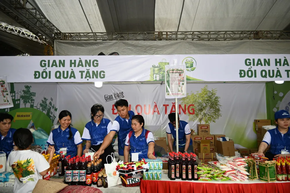 Gian hàng đổi quà tặng.JPG