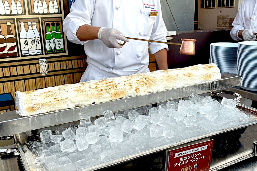 フランペで仕上げる「アイスチーズケーキ」（阪急トップビアガーデン）