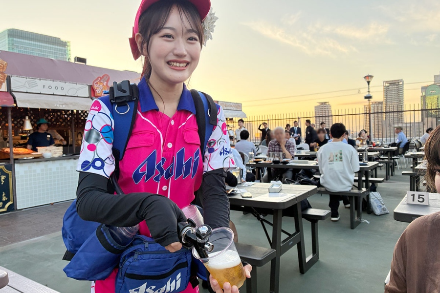 球場の売り子が直接ビールを届ける「売り子が来るday」も（阪急トップビアガーデン）
