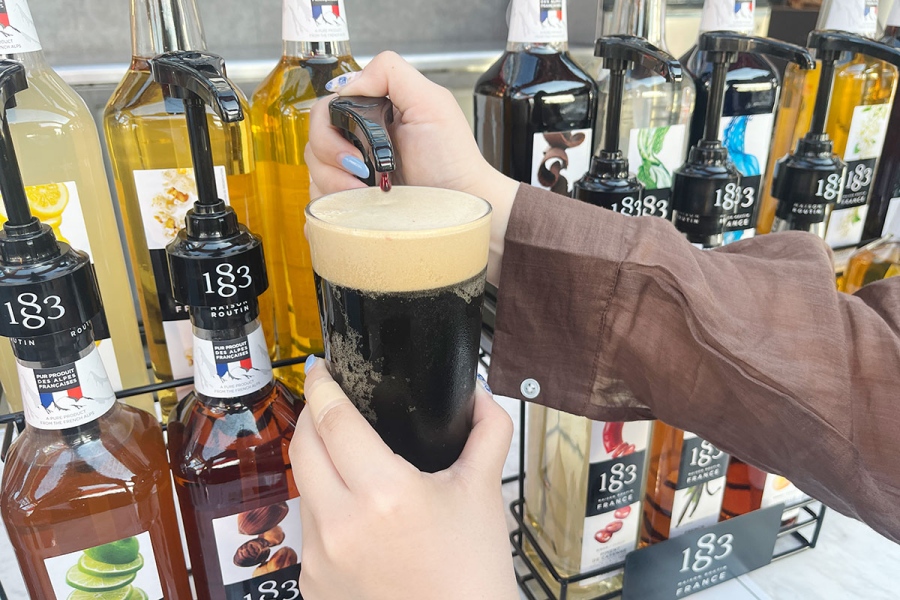 黒ビールにシロップ追加でアレンジしてみた（阪急トップビアガーデン）