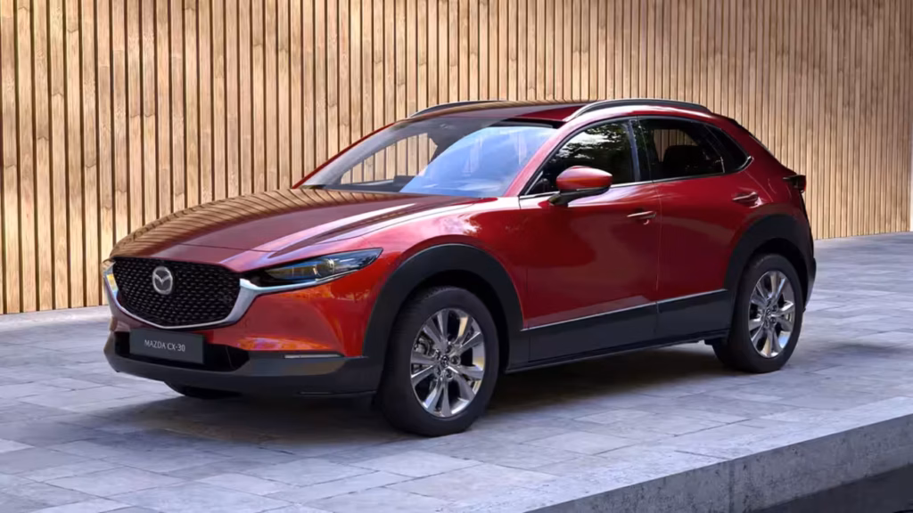 ドイツの販売店が「CX-30 2027年モデル(ジンクグリーンメタリック)」のイメージ画像を公開、LEDダウンライト新採用も明らかに。 – つらつらとMAZDA ドイツの販売店が「CX-30 2027年モデル(ジンクグリーンメタリック)」のイメージ画像を公開、LEDダウンライト新採用も明らかに。 - つらつらとMAZDA