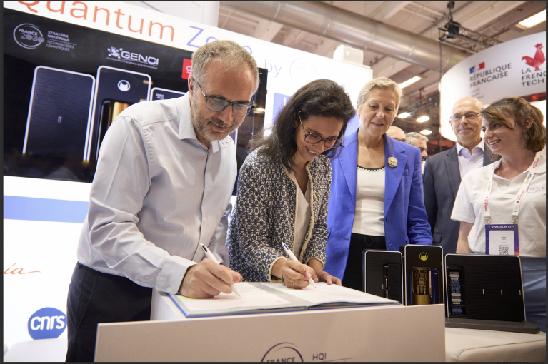 フランス、HQIイニシアチブの下で世界初のAlice & Bob製Cat-Qubit量子コンピュータ買収を完了 – QUANTUM BUSINESS MAGAZINE フランス、HQIイニシアチブの下で世界初のAlice & Bob製Cat-Qubit量子コンピュータ買収を完了 - QUANTUM BUSINESS MAGAZINE