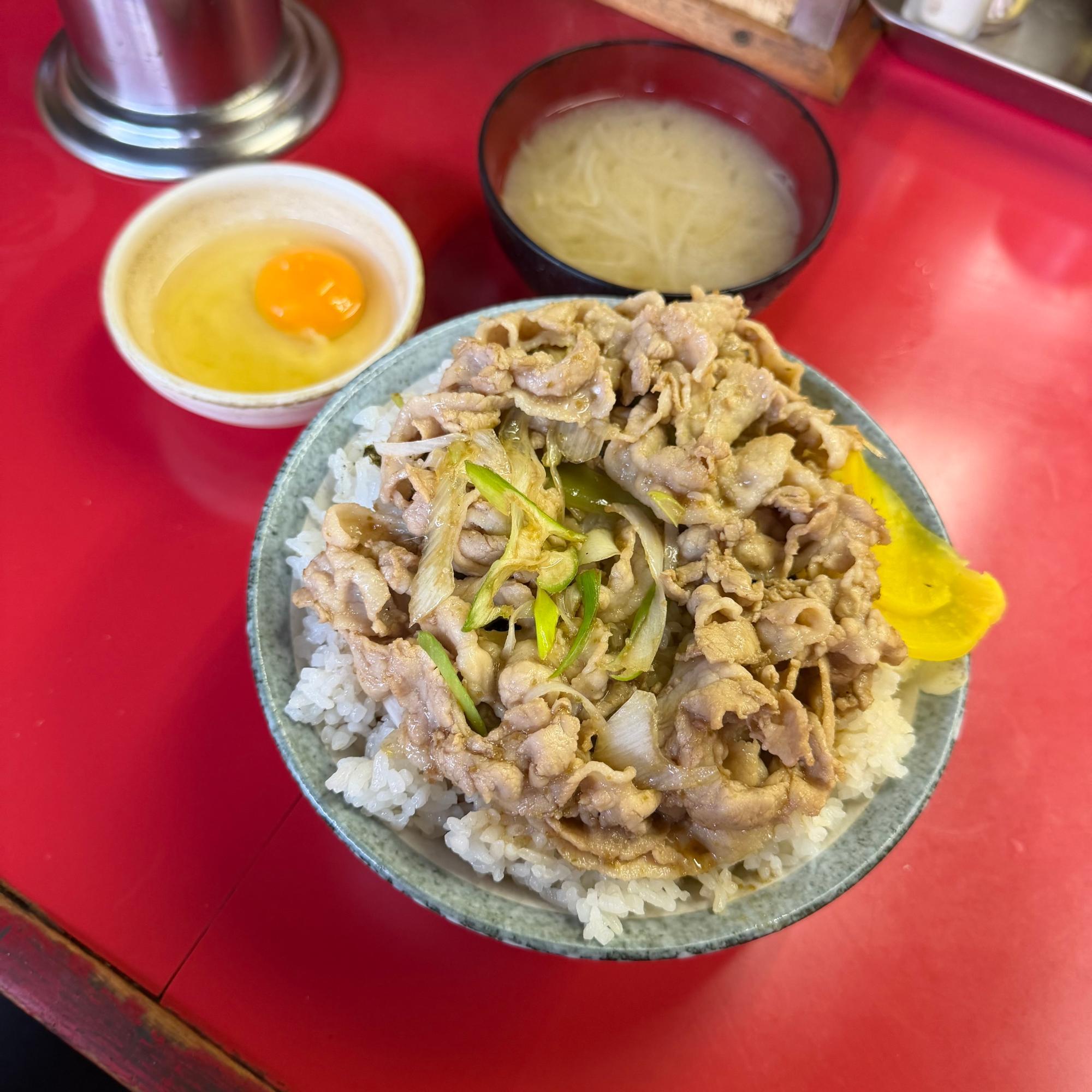 今回は、ずっと憧れていた本物の味を堪能すべく、大定番の『スタ丼（肉増し・1,050円）』を迷わずオーダーしました。