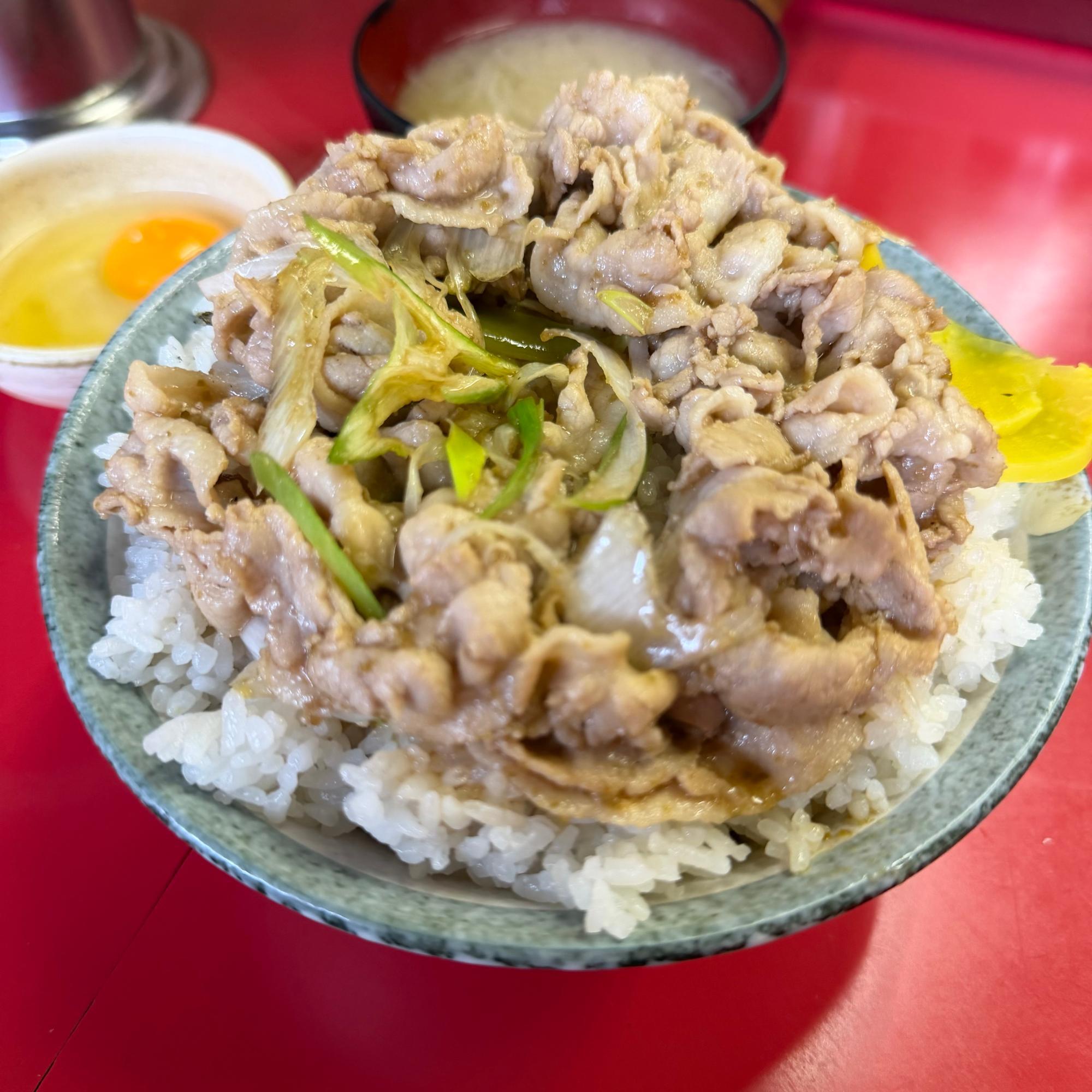 チェーン店とは一線を画す、優しくマイルドなニンニク醤油ダレで炒められた大量の豚バラ肉と長ネギ。