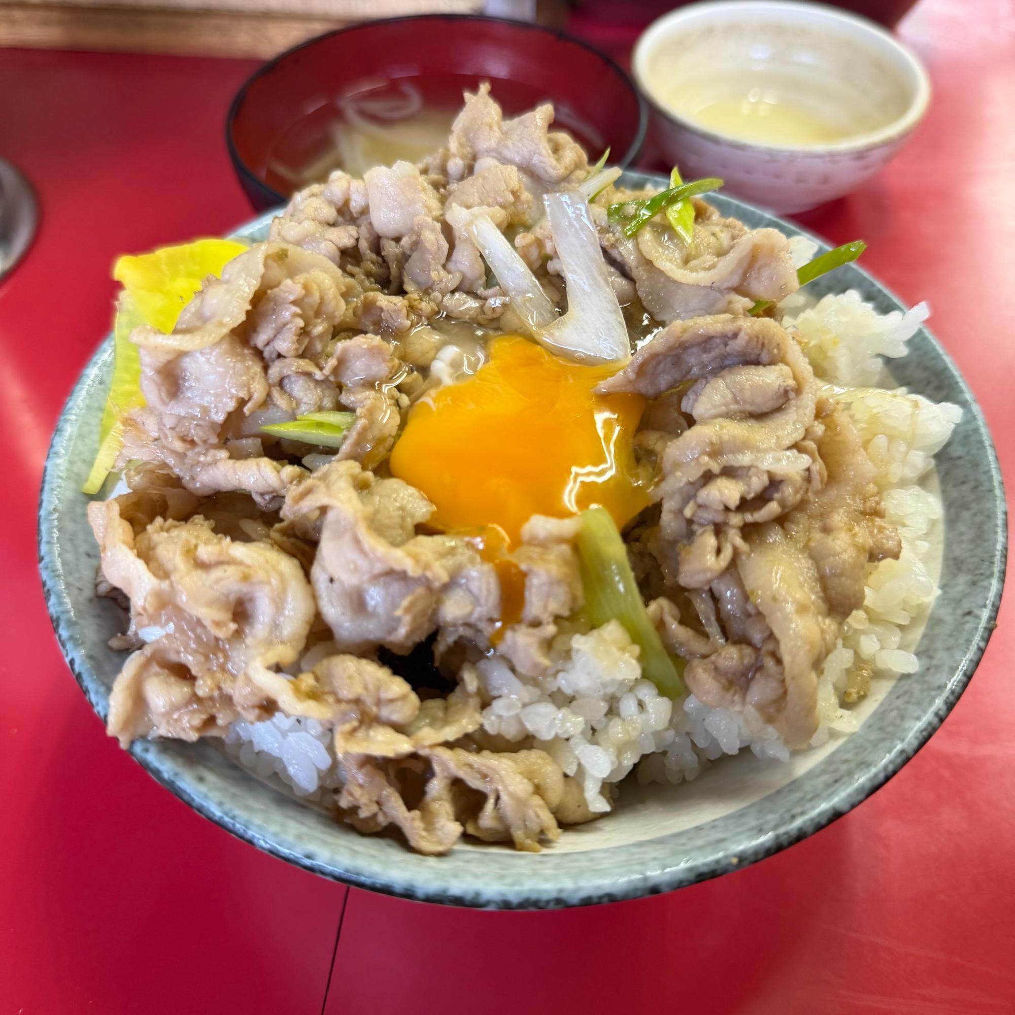 半分ほど食べ進めた折り返し地点で、センターに窪みを作って別皿の生玉子を満を持してドロップ。 