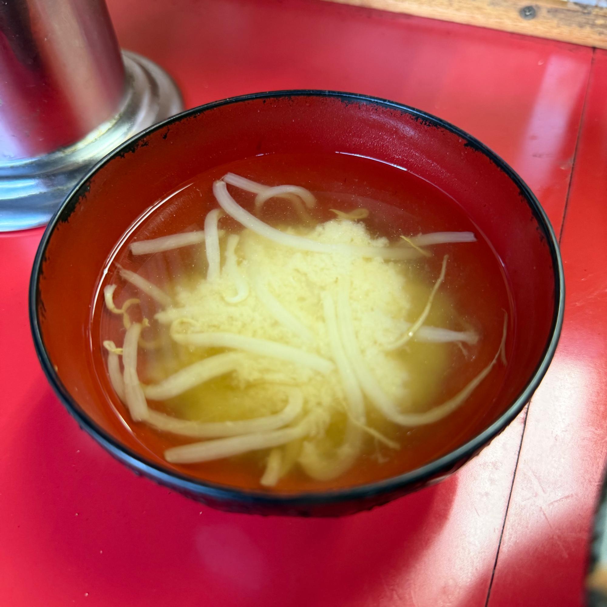 鰹節の出汁が前面に優しく効いた、もやし入りの温かいお味噌汁も最高の相棒です。
