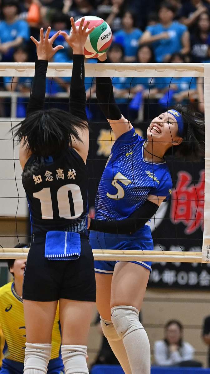 女子決勝リーグ 西原-知念 第1セット、西原の我如古杏菜がスパイクを放つ=豊見城市民体育館(金城拓撮影)