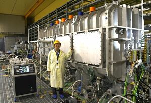 設置を終えた超伝導加速器。左奥のビーム入射器と高周波四重極加速器から送られた重陽子をさらに加速する。中央は長谷川和男・QST核融合炉材料研究開発部長