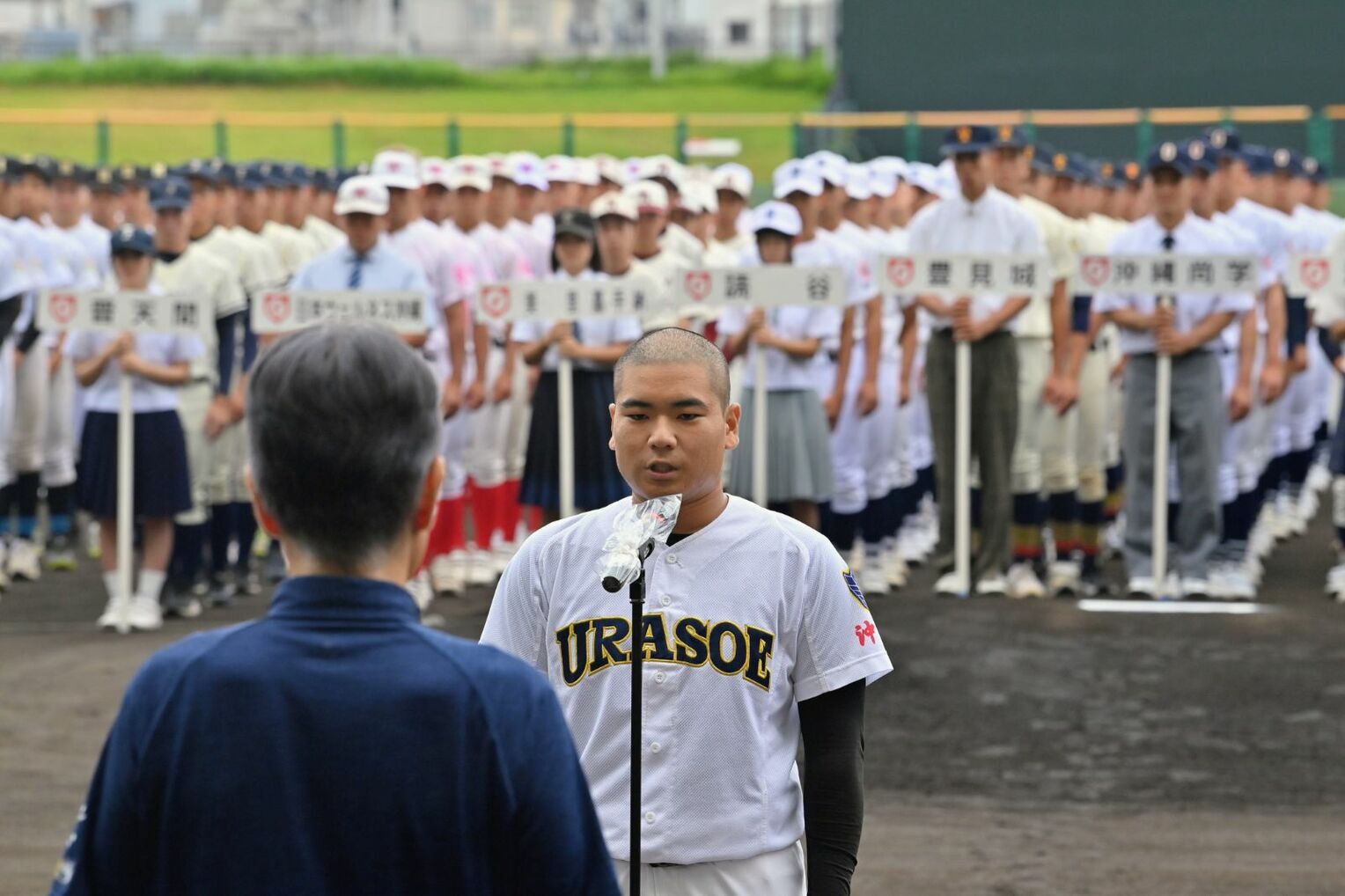 開会式で選手宣誓する浦添の玉代勢悠汰主将=13日午前9時38分、沖縄セルラースタジアム那覇(宮城貴浩撮影)