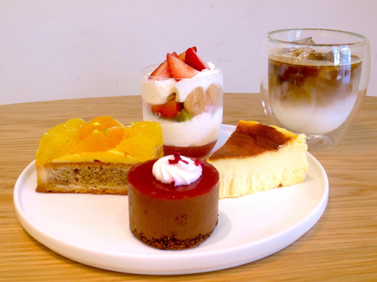 芦屋スタンドだけの「4種のアフタヌーンティーセット」（土・日曜限定）。