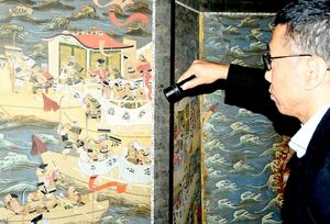 絵の具の剥がれや紙の破損が見られ、「抜本的な修理が必要」と判断された＝28日午前、常念寺