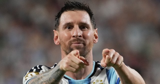 W杯に神降臨「メッシ38歳のハットトリック」カメラマンが“目の前で撮った”決定的瞬間「デパウルがメッシよりも嬉しそうに…」アルゼンチンの強さの理由 - 海外サッカー - Number Web