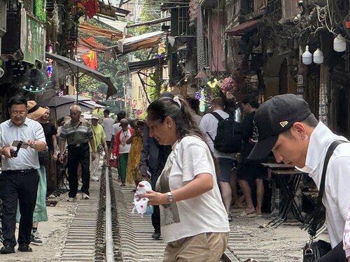 トレインストリート。時間になれば、写真中央の線路の上、左右の店のスレスレを汽車が走り抜けます。もう何でもアリという感じ