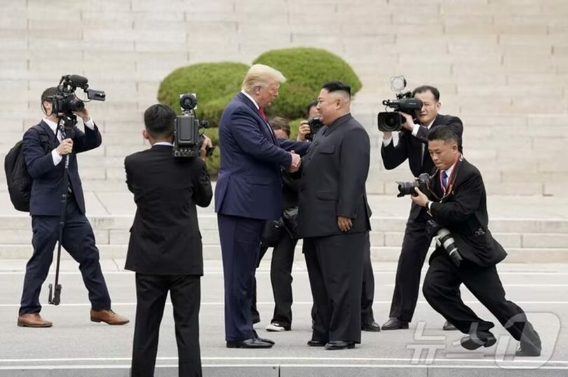 2019年6月30日、板門店で握手するトランプ米大統領と北朝鮮のキム・ジョンウン(金正恩)朝鮮労働党総書記(c)news1