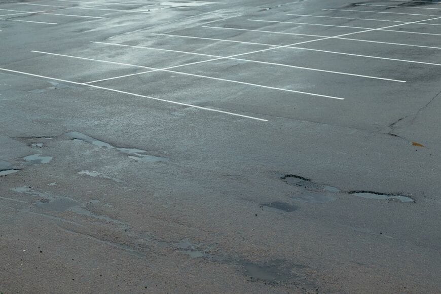 三重県で撮影された「プールのような駐車場」に二度見 豪雨の影響に「大丈夫なのかな」