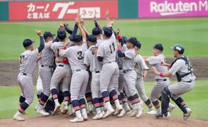優勝を決め、マウンドに集まって喜ぶ青森山田リトルシニアナイン＝7日、仙台市の楽天モバイル最強パーク宮城（チーム提供）