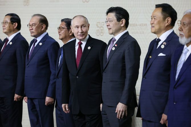 2026年6月18日タタールスタン共和国カザンで開催されたロシア・ASEANサミットにて、ラオスのソネサイ首相、マレーシアのアンワル首相、マルコス・フィリピン大統領、プーチン大統領、シンガポールのウォン首相、タイのアヌティン首相、東ティモールのグスマン首相
