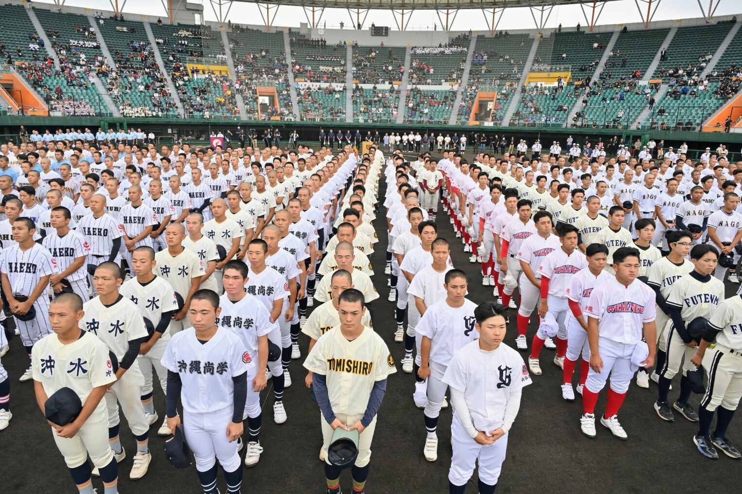 第108回全国高校野球選手権沖縄大会に臨む選手たち=13日午前9時19分、沖縄セルラースタジアム那覇(宮城貴浩撮影)
