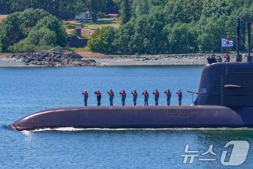 カナダ西部ビクトリアのエスクワイモルト基地を出港する韓国海軍の3000トン級潜水艦「島山安昌浩」(SS-III)(c)news1