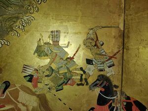 「平忠度の最期」が描かれた部分。中央に描かれた忠度の頬の絵の具が剥げ落ちている