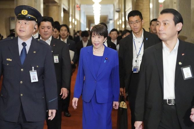 衆院本会議に臨む高市早苗首相(中央)=2026年6月3日、国会内