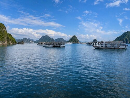 世界遺産のハロン湾。奇岩が連なる絶景に圧倒されます