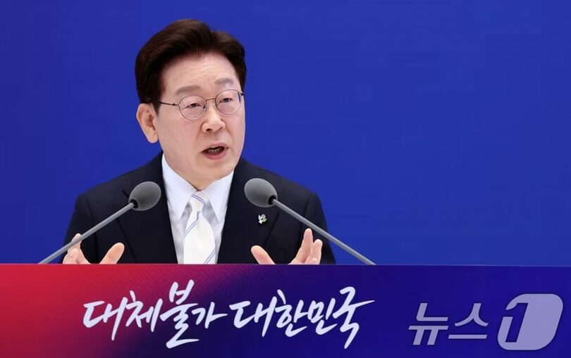 青瓦台迎賓館で開かれた就任1周年記者会見で発言するイ・ジェミョン(李在明)大統領(c)news1