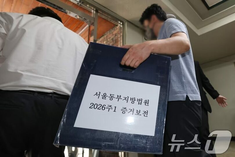 現場検証を終えて移動するソウル東部地裁部長判事と関係者ら(c)news1