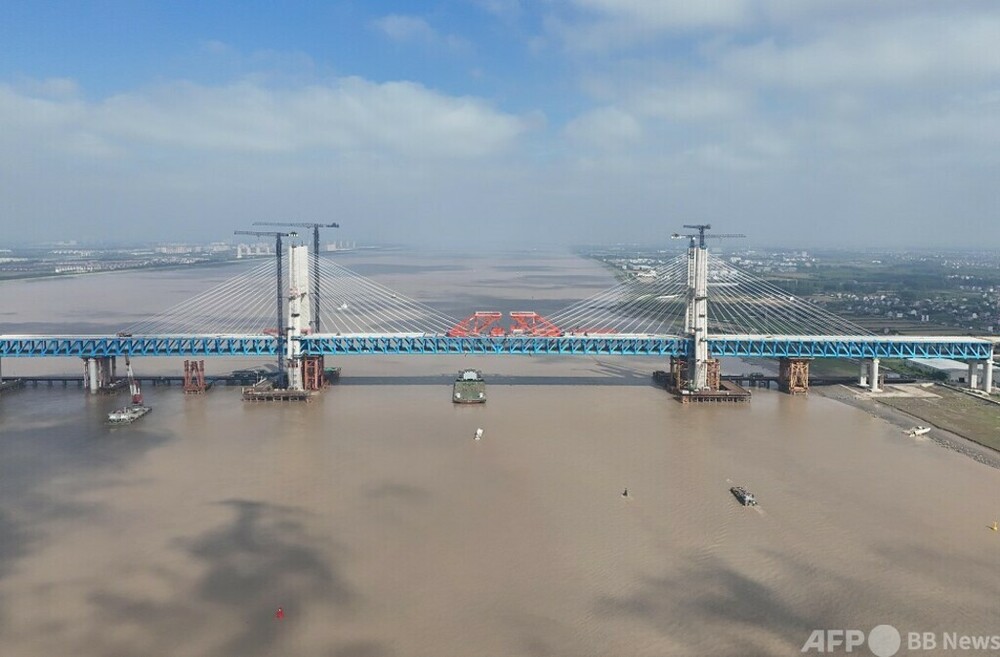 中国東部 世界最大スパンの鉄道・道路併用バラストレス軌道斜張橋の主橋が接合 　写真1枚　国際ニュース：AFPBB News