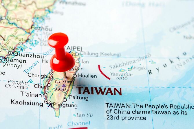 地図上の台湾に立てられたピン
