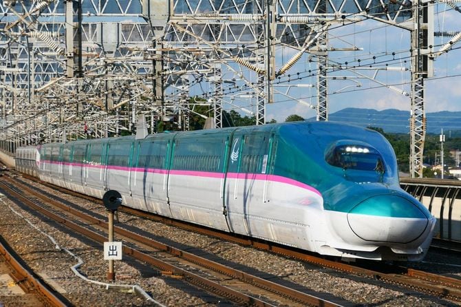 東北新幹線の那須塩原駅を通過する、E5系U2編成とE6系の併結運転による、東京行きの「はやぶさ・こまち」30号